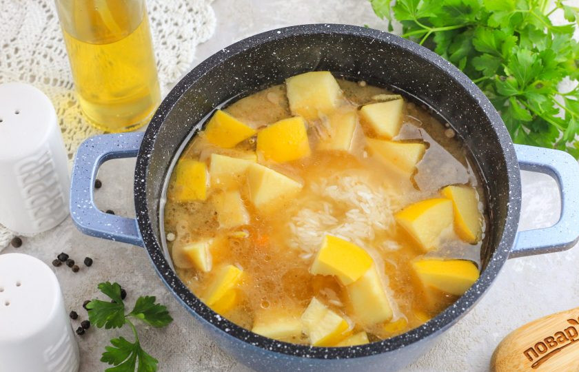 1. Этап. Плов с айвой и говядиной: Если айва крупная, то используйте только половину. Удалите семена, промойте мякоть в воде и нарежьте средними кубиками. Добавьте в емкость.