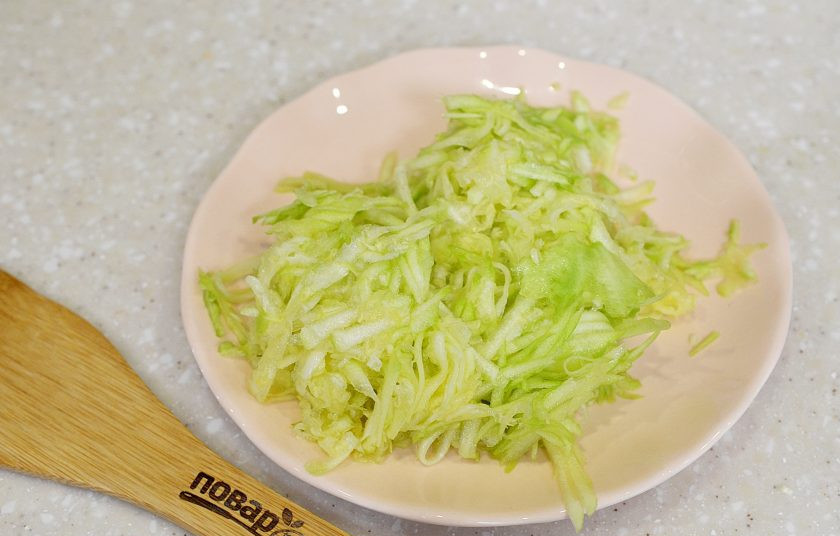 1. Этап. Сырники из кабачков: 4. Кабачок почистите и натрите на терке. Посолите, затем хорошо отожмите.