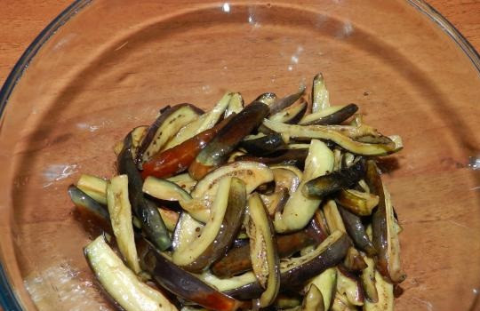 1. Этап. Жареные баклажаны с морковью и чесноком: 8. Когда они готовы, выложить в глубокий салатник.