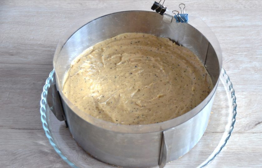 1. Этап. Кофейный торт-суфле: Выложите суфле поверх коржа, выровняйте, поставьте в прохладное место примерно на 1 час.