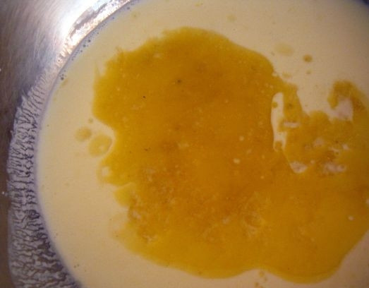 1. Этап. Бездрожжевое тесто для сладкого пирога: 5. Затем вливаем растопленный маргарин и снова перемешиваем. Если вместо маргарина взять сливочное масло, то тесто будет нежнее.