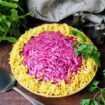 Селёдка под шубой с двумя видами рыбы