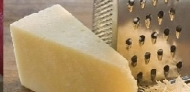 1. Этап. Новогодний салат Шишка: Сыр натрите на терке.