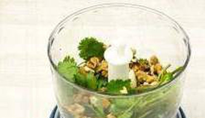 1. Этап. Пхали из баклажанов с гранатом: В чашу блендера отправьте чеснок, кинзу и орехи. Измельчите все до однородности.