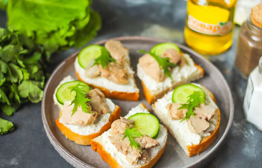 1. Этап. Бутерброды с печенью трески и творожным сыром: Вскройте консервы с печенью трески, аккуратно слейте масло. Выложите куосчки печени на бутерброды, присолите и поперчите. Украсьте свежей зеленью рукколы, петрушки или укропа.