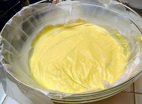 1. Этап. Заварной крем со сливками: Накройте чашку с кремом пищевой пленкой методом «контакта», чтобы предотвратить образование верхней корочки и поставьте в холодильник, минимум на 3 часа перед использованием.