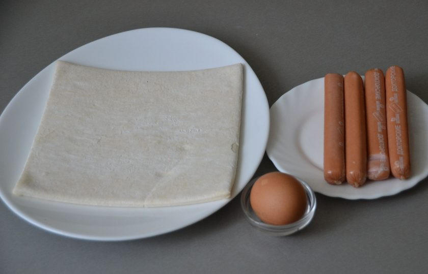 1. Этап. Сосиски в тесте Гусеницы: Подготовьте ингредиенты.