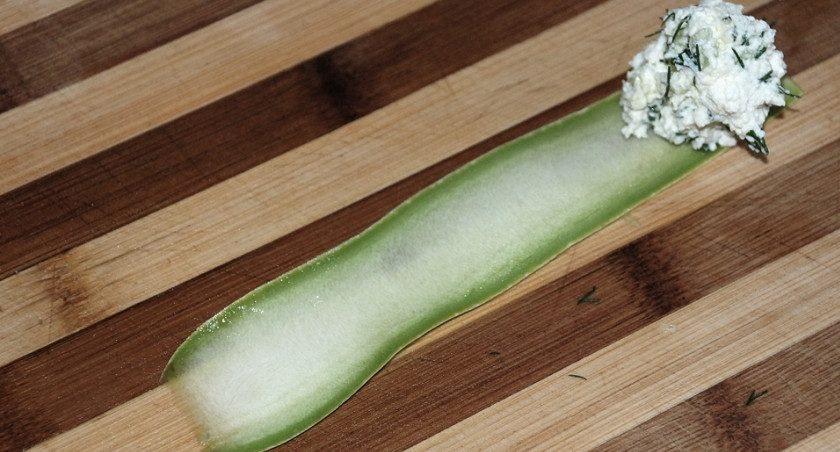 1. Этап. Рулетики из кабачков с творогом: 4. На кусочки кабачков накладываем начинку. Можно посолить и поперчить.