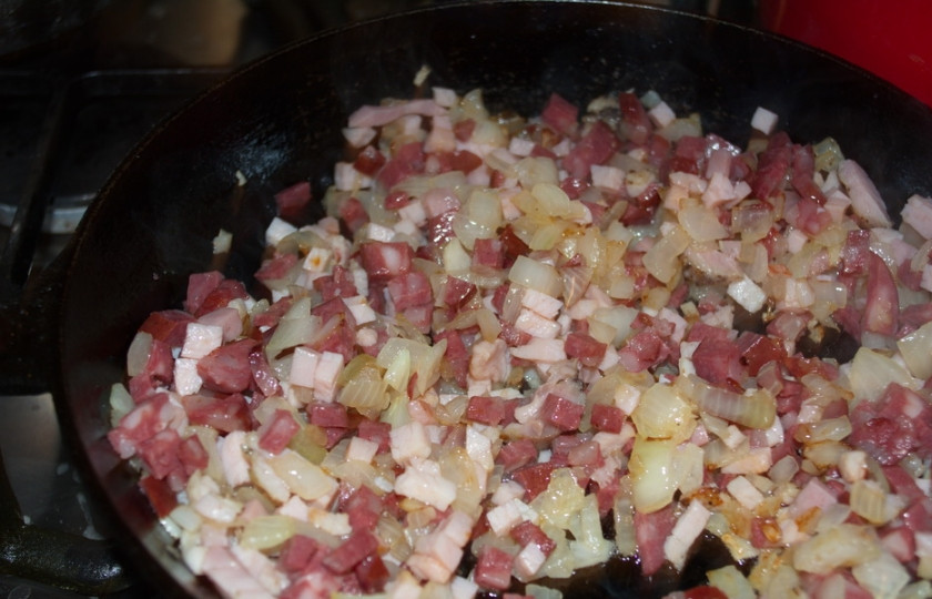 1. Этап. Солянка с картошкой: С луком обжарьте копчености.