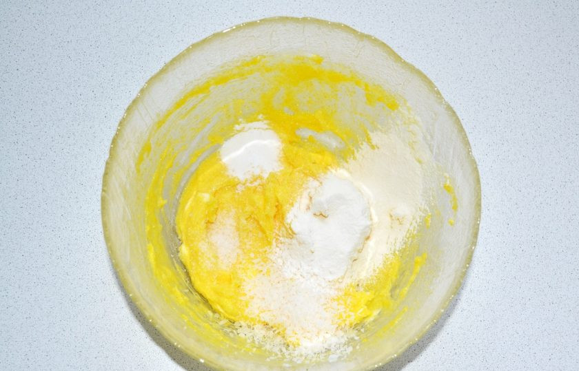 1. Этап. Нежное печенье: Всыпьте муку, соду, соль и кокосовую стружку.