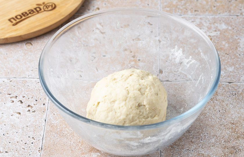 1. Этап. Чуду с картошкой и сыром: Скатайте тесто в шар, заверните в пленку и оставьте на 30 минут.