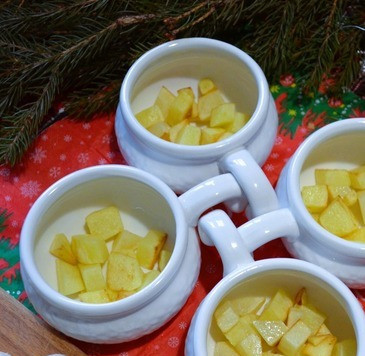 1. Этап. Индейка с грибами и картофелем: Картофель слить, подсушить на бумажном полотенце, обжарить в хорошо разогретом масле. В жаропрочные порционные формочки разложить картофель.