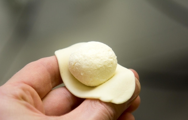 1. Этап. Пельмени с творогом: 9. Каждый кружочек слегка потяните во все стороны, в центр выложите начинку и защипните хорошенько со всех сторон.