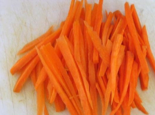 1. Этап. Мясо, жаренное в кляре: Чистим морковку, нарезаем её на тонкие полоски.