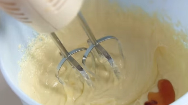 1. Этап. Торт-безе с масляным кремом: 8. Мягкое сливочное масло взбейте с ванильным сахаром в пышную массу, затем частями вводите остывший сироп. В полученный крем добавьте коньяк.