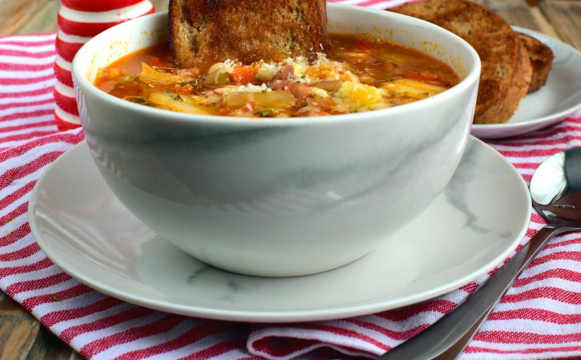 1. Этап. Риболлита: Подавайте риболлиту горячей, с поджаренным хлебом. При подаче влейте чуточку оливкового масла и посыпьте тертым пармезаном.