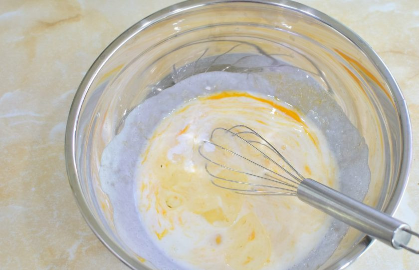 1. Этап. Жареные пирожки на кефире с картошкой и грибами: Затем влейте растительное масло и добавьте соду.