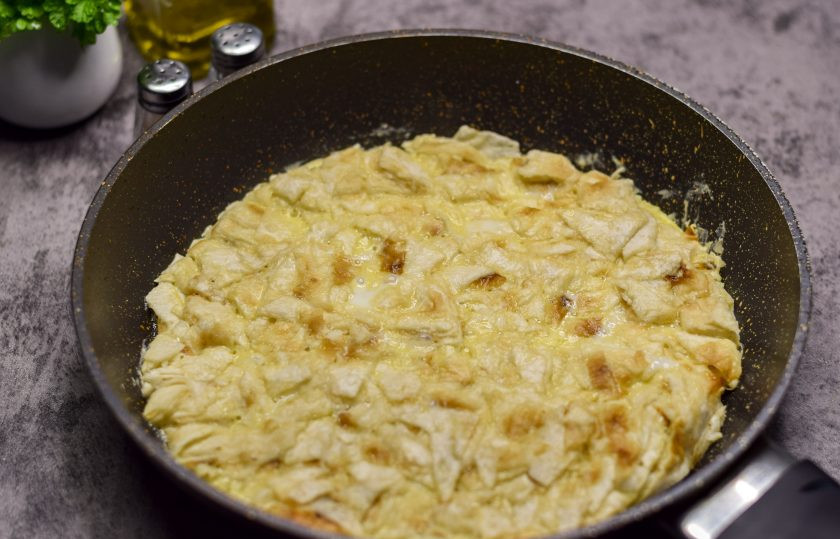 1. Этап. Быстрая пицца на сковороде из лаваша с яйцом: Перемешайте все и выложите в разогретую и смазанную маслом сковороду. Жарьте с одной стороны 2-3 минуты.