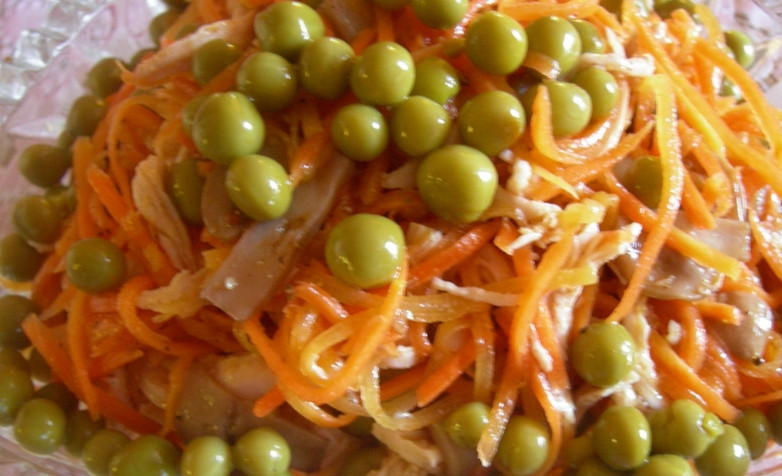 1. Этап. Салат на юбилей: 5. Выкладываем в салатницу горочкой, украшаем теперь горошком. Вот и все! Приятного аппетита!