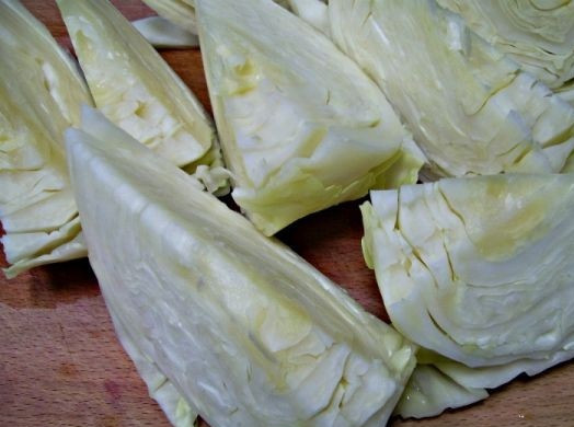 1. Этап. Капуста маринованная с чесноком и свеклой: 2. Теперь можно заняться овощами. В рецепт приготовления капусты маринованной с чесноком и свеклой используйте плотный вилок желательно среднего размера. Нарежьте капусту средними кусочками.