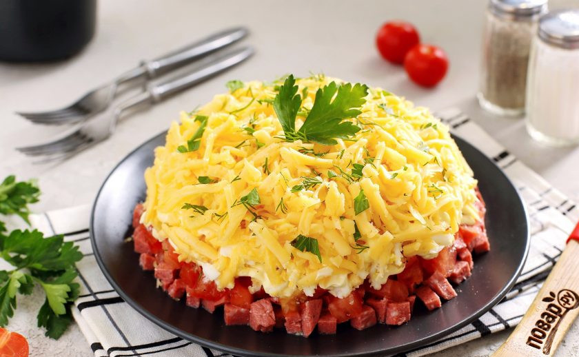 1. Этап. Салат с копчёной колбасой: По желанию украшаем салат свежей зеленью и можно сразу подавать его к столу. Приятного аппетита!