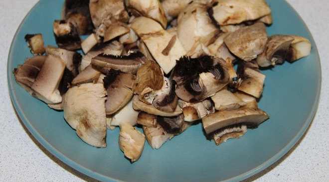 1. Этап. Картошка, тушенная с шампиньонами в сметане: Шампиньоны промываем и нарезаем половинками.