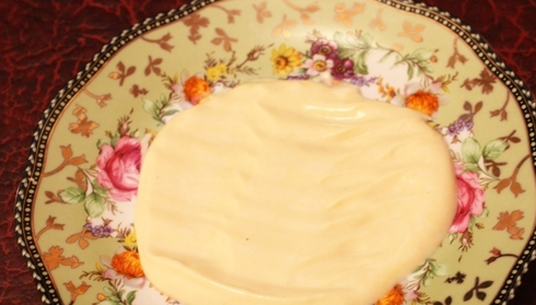 1. Этап. Запеченное мясо с сыром: Смешиваем в небольшой емкости горчицу и майонез.