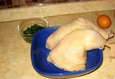 1. Этап. Рисовая запеканка с курицей: Сваренную курицу остудите, отделите мясо от костей.