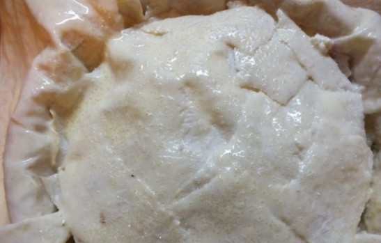 1. Этап. Лаваш с вишней: Затем ещё раз накройте лавашем, смажьте соусом, присыпьте сахаром.