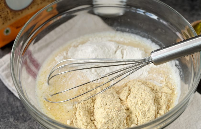 1. Этап. Блины без пшеничной муки: Всыпьте оба вида муки, соль и сахар.