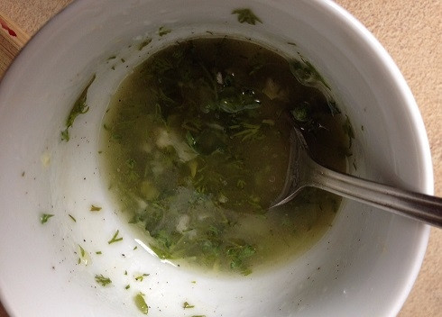 1. Этап. Салат из вареной свеклы и моркови: Приготовим заправку, пусть настоится. Смешаем оливковое масло, лимонный и апельсиновый сок, измельченную зелень и чеснок. Добавим соль и перец. Размешаем и отставим в сторонку.