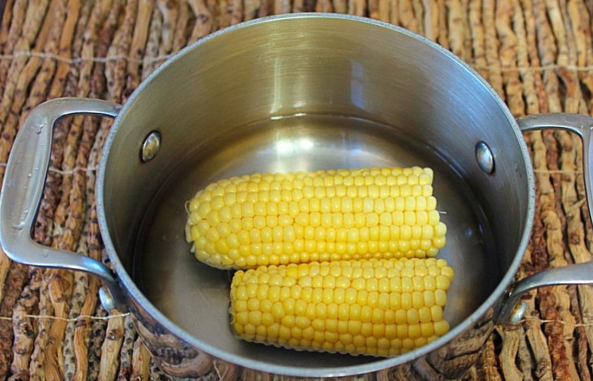 1. Этап. Салат из помидоров с авокадо, кукурузой и луком-пореем: Кукурузу варим до готовности.