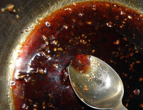 1. Этап. Куриные голени с рисом: Маринад, который остался от курицы, не выливайте. Поместите его в маленькую кастрюльку и поставьте на минимальный огонь. Уваривайте соус, пока он не станет тягучим. Готовые ножки обильно смажьте получившейся глазурью.