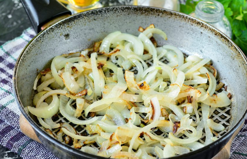 1. Этап. Куриная печень в соусе терияки: Обжаривайте лук 2-3 минут до появления золотистого оттенка.