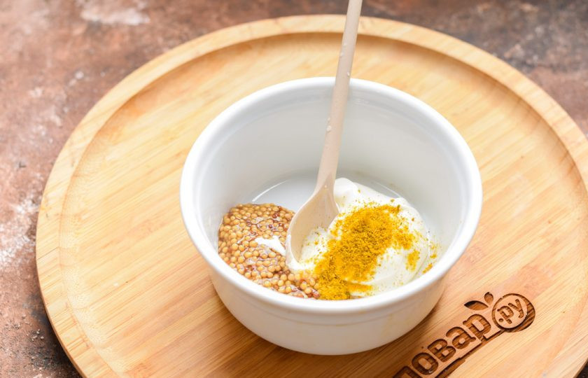 1. Этап. Индийские бутерброды: В небольшую емкость переложите майонез, дижонскую горчицу, добавьте карри, соль и перец по вкусу.