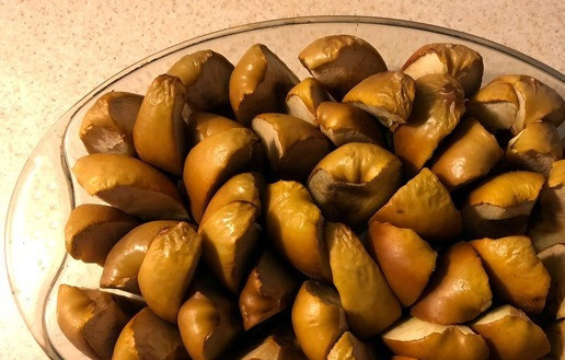 1. Этап. Булочки-кролики с яблочным пюре: 2. Моем и режем яблоки на четвертинки. Очищаем от семян и запекаем при 150С в течении 25 мин (вторая полка сверху и нагрев снизу). Предварительно не разогреваем духовку. После окончания запекания выключаем нагрев и даем им немного остыть и подсохнуть в духовке.