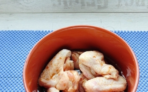 1. Этап. Маринад для крыльев на мангале: Влейте смесь к крылышкам в глубокой миске. Количество рассчитано на 1 кг. мяса.