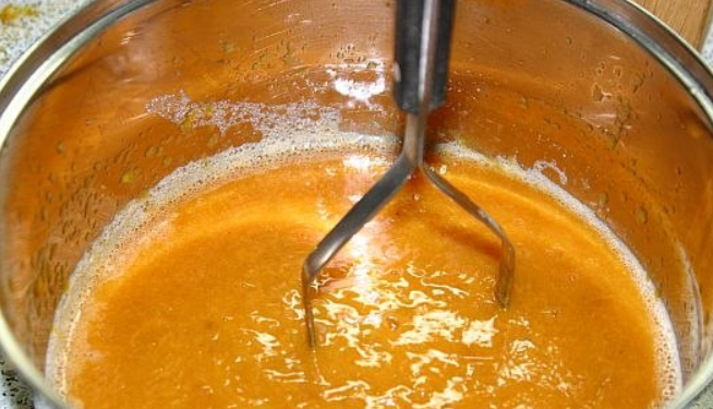 1. Этап. Соус ткемали из абрикосов: Получается вот такое красивое пюре.