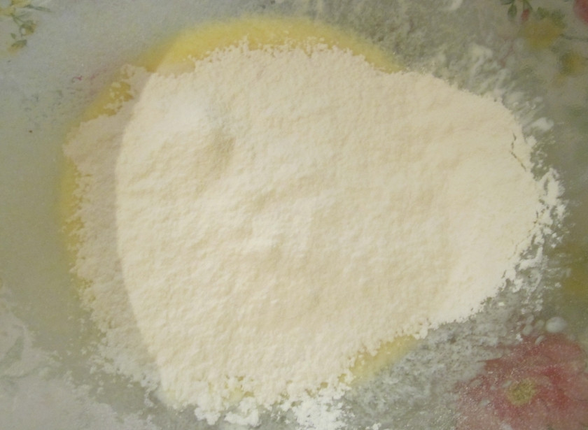 1. Этап. Торт еврейский: Потом добавьте полстакана муки.