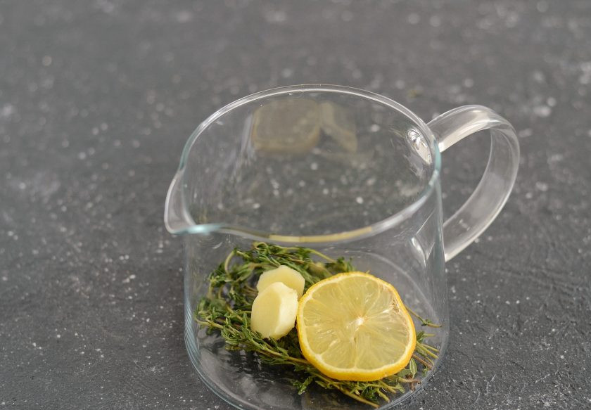 1. Этап. Чай с тимьяном: Очистите имбирь от кожуры, нарежьте кружочками. Отрежьте от лимона 2-3 кружочка. Переложите ингредиенты в чайник.