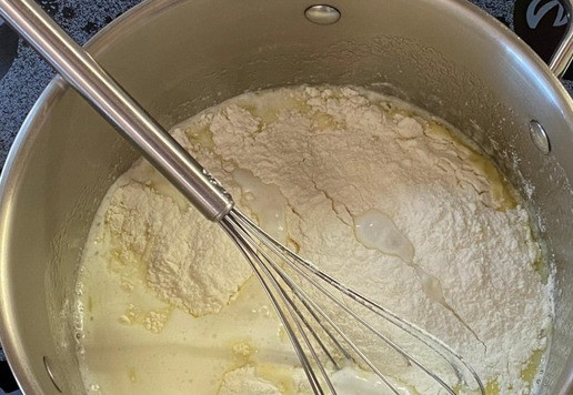 1. Этап. Рулет Карпатка: Добавьте щепотку соли, сахар и просеянную муку. Все перемешайте до однородности.