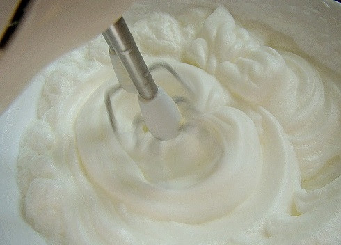 1. Этап. Лимонник пирог: Отдельно белки взбиваем в пышную и стойкую пену.