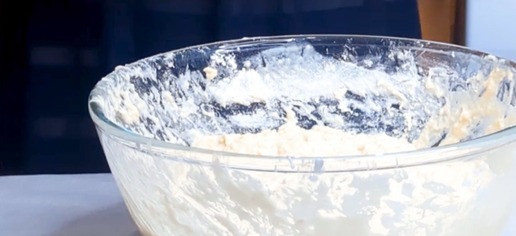 1. Этап. Крабсбургер из Губки Боба: Приготовление теста для булочек: В чашку налить молоко, добавить соль, сахар и дрожжи. Перемешать. Белок яйца добавить к молоку, желток оставить для смазывания. Растопить маргарин и добавить в смесь. Постепенно всыпать муку, замешивая тесто. Если тесто слишком жидкое, добавить еще немного муки. Накрыть тесто и оставить на 1 час в теплом месте.