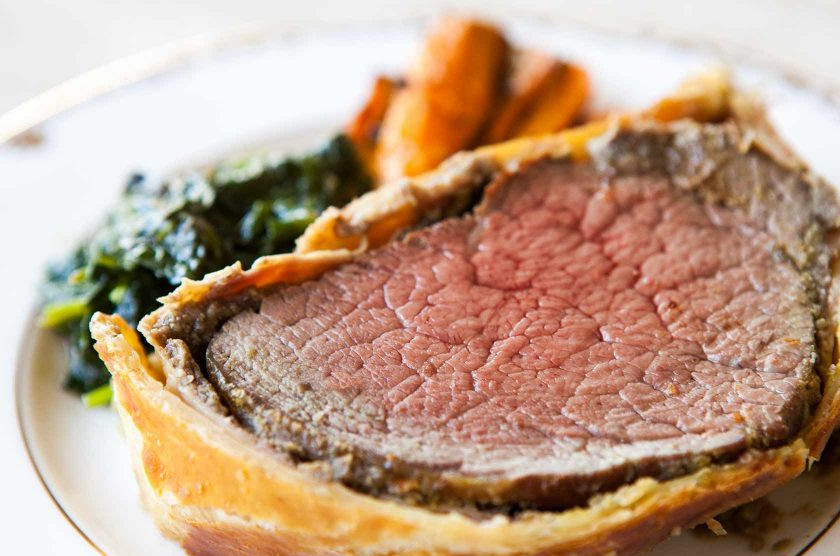 1. Этап. Говядина в горчице и слоеном тесте: 8. Затем можно нарезать и подавать к столу. Вот так восхитительно он выглядит в разрезе.