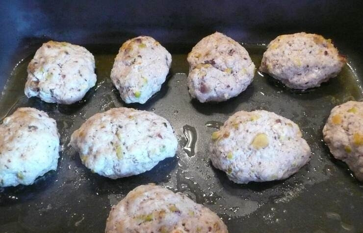 1. Этап. Котлеты из индейки в духовке: Достаем котлеты, даем чуть остыть. Можно приготовить гарнир из овощей. Для этого нарежьте кубиками помидоры, кабачки или баклажаны, добавьте зелени и все обжарьте в оливковом масле (это к примеру, можно подать любой другой гарнир). Готово! Надеюсь, вы не раз воспользуетесь оригинальным рецептом котлет из индейки на своей кухне. И приятного аппетита)