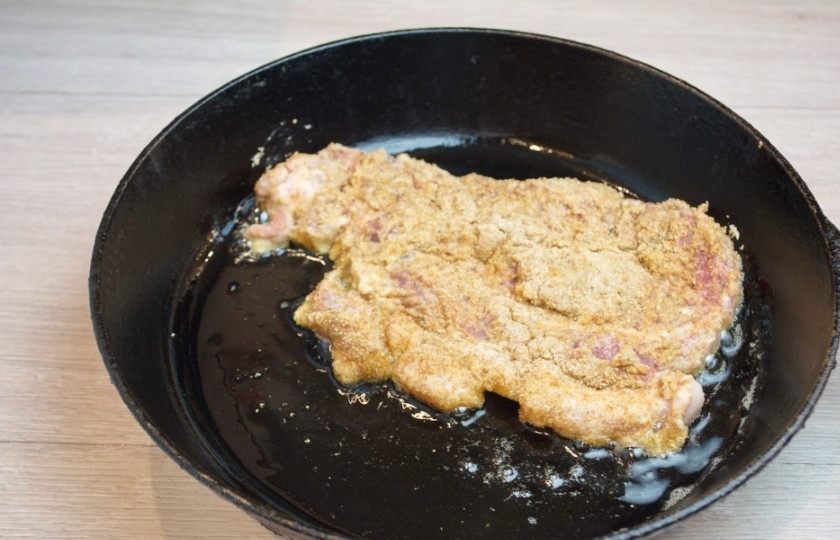 1. Этап. Шницель (классический рецепт): Окуните шницель во взбитое яйцо, потом в муку, потом снова в яйцо, потом в панировочные сухари. Выложите на разогретую сковороду и обжарьте с двух сторон до готовности (огонь средний, на каждой стороне по 5-7 минут).