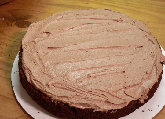 1. Этап. Канадский ореховый торт: Остуженный корж смажьте кремом, равномерно распределив по всей поверхности.