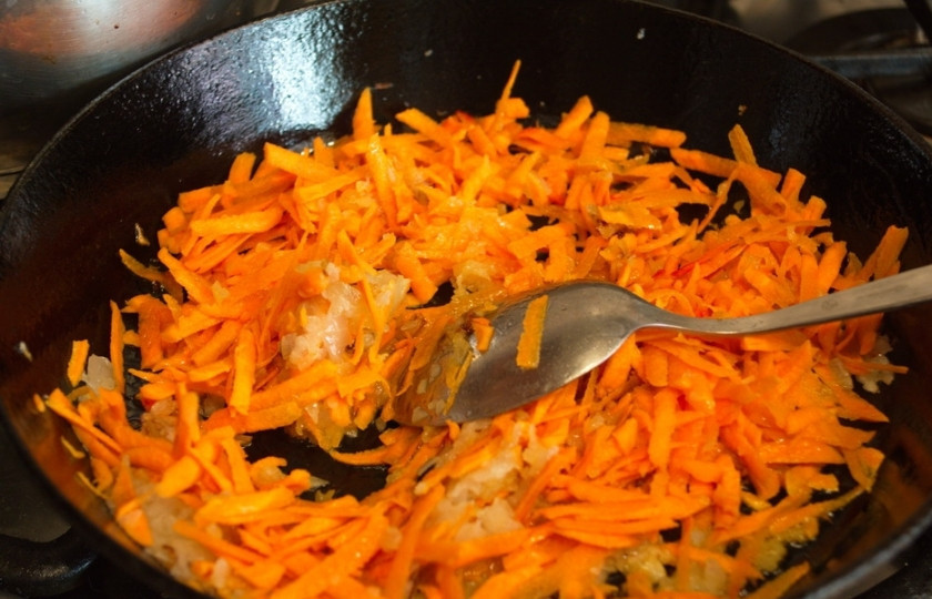 1. Этап. Борщ с пельменями: Добавляем морковь и тушим все вместе под крышкой, помешивая.