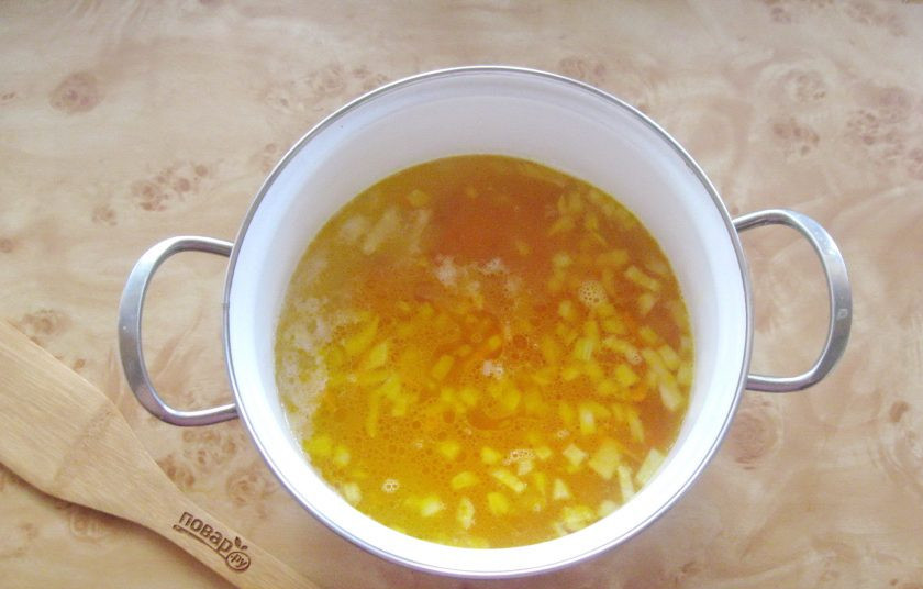 1. Этап. Борщ с яблочным уксусом: Добавьте в кастрюлю с картофелем и бульоном.