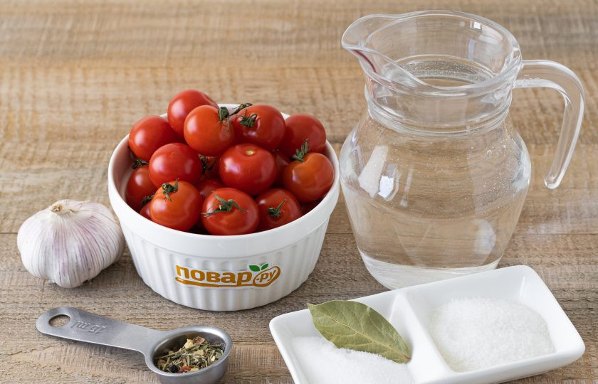 1. Этап. Помидоры с чесноком без уксуса на зиму: Подготовьте все ингредиенты.